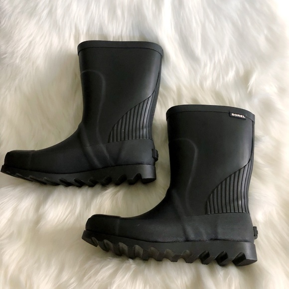 NEW! Sorel Short Solid Rainboot in Black - Picture 5 of 7